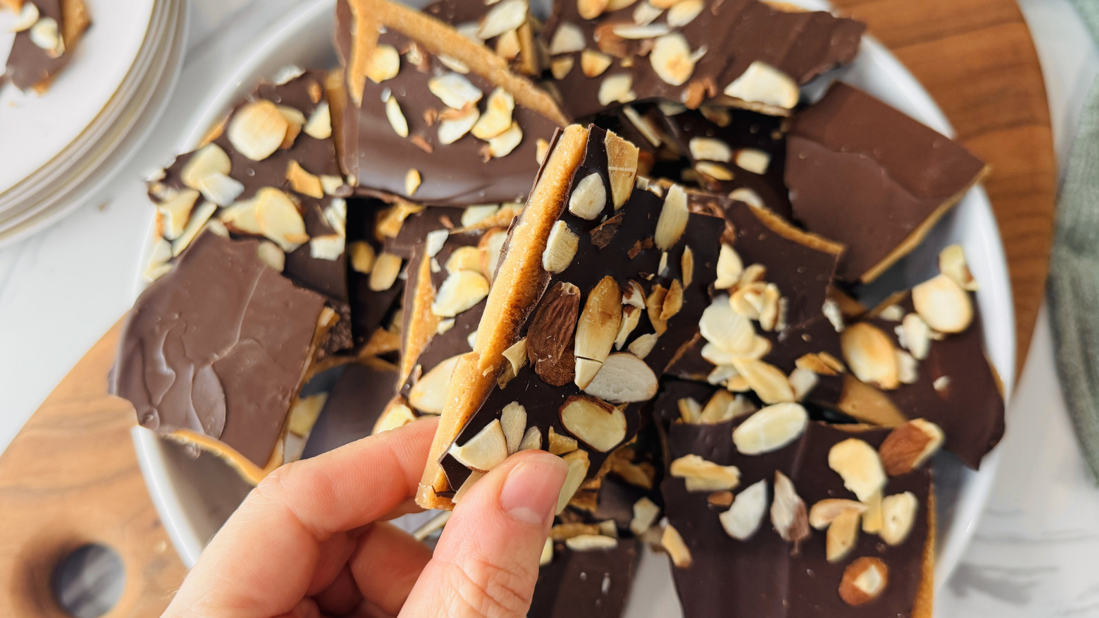 CHOW's tweet card. With toasted almonds, rich dark chocolate, and a buttery layer of toffee that melts in your mouth, this chocolate toffee bark is truly irresistible.