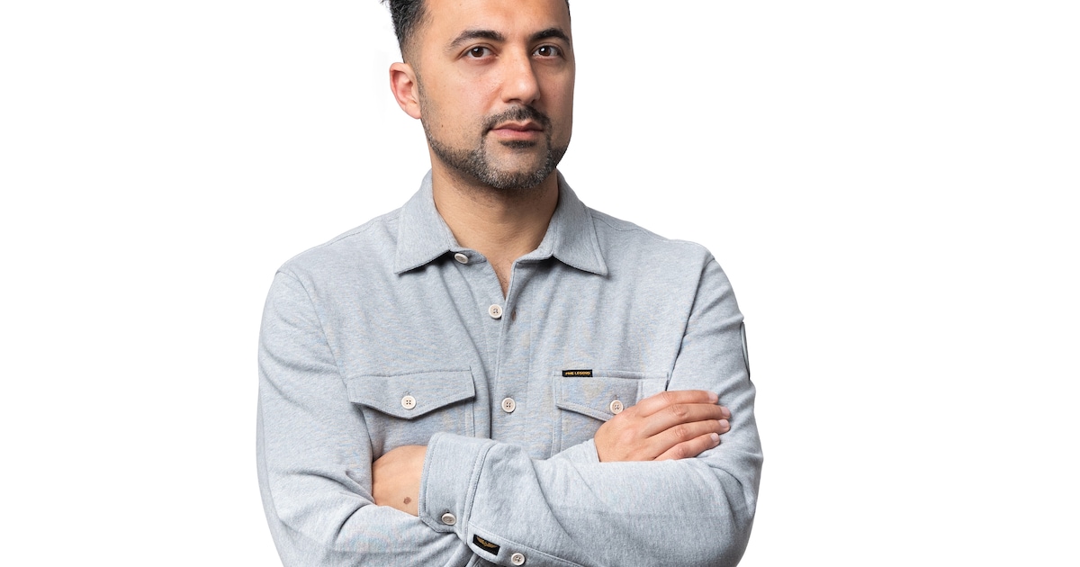 ADnl's tweet card. Özcan Akyol schrijft drie keer per week over wat hem bezighoudt.