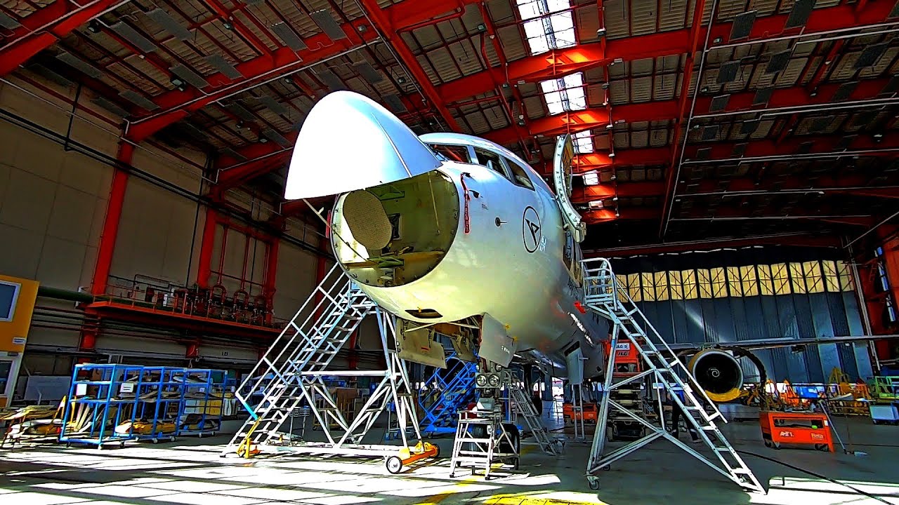 mezeiprogramozo's tweet card. Hangártitkok 1.: Szétszedett repülőgép - Boeing 757-es nagyjavításon...