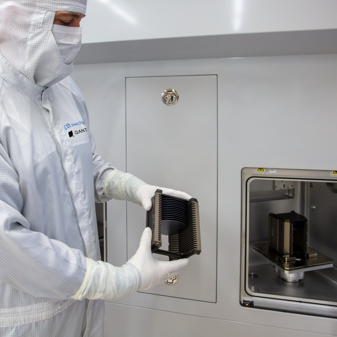 SNPSPhotonics's tweet card. TFLN’s non-linear optical properties enable new ways of computing with light that could be the key to commercializing photonic computing for AI inference acceleration.