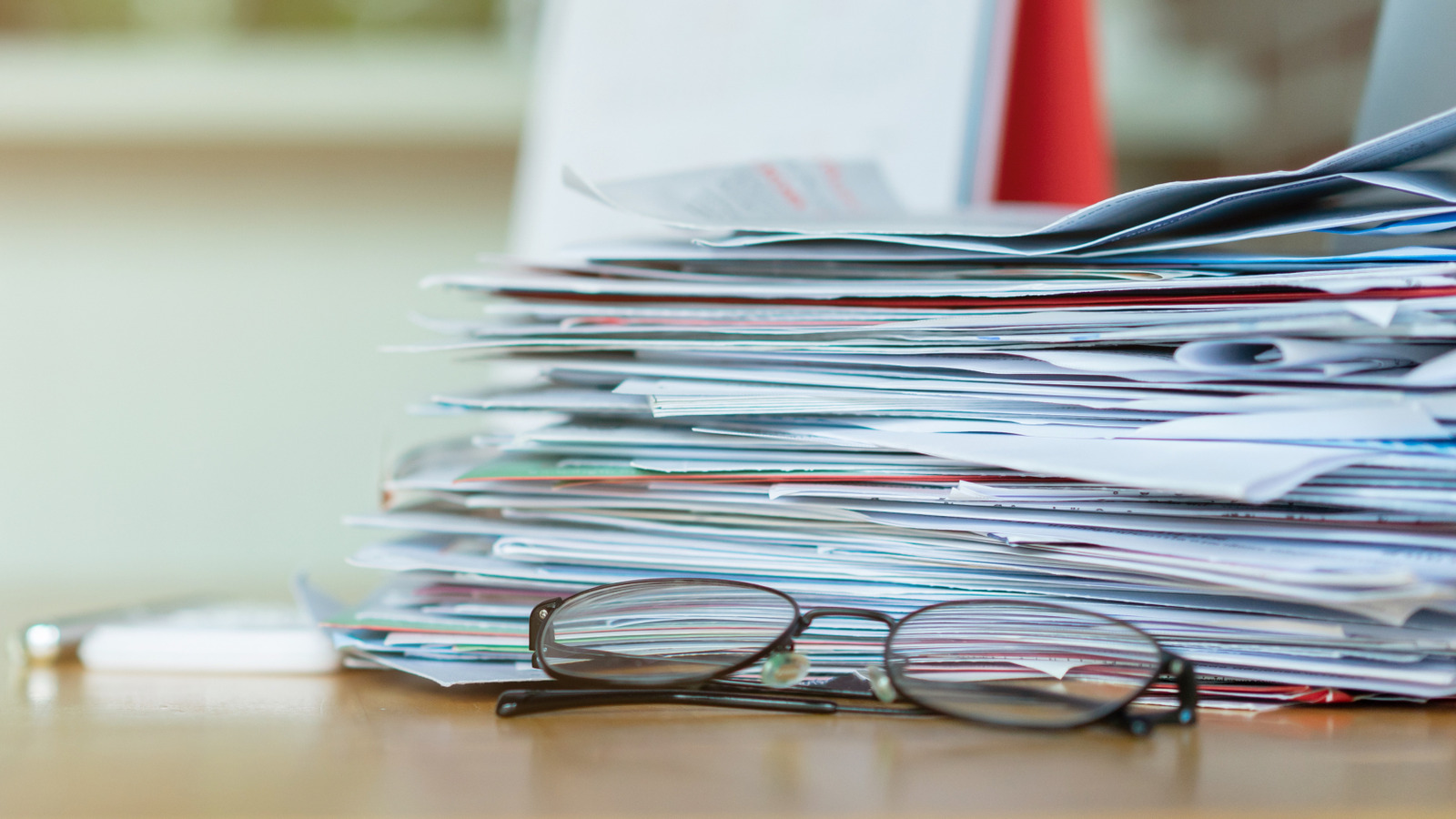 CHOW's tweet card. If your kitchen counter attracts bills, paper clutter, old grocery lists, and other objects without a place to go, this quick craft might solve the problem.