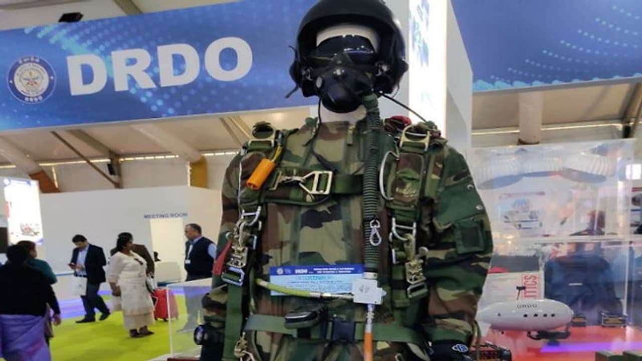 AsianetNewsMH's tweet card. भारताच्या DRDO ने एक अत्याधुनिक रोबोट तयार केला आहे जो सीमेवर जवानांना मदत करेल. हा रोबोट धोकादायक मोहिमांमध्ये मानवी जवानांचा थेट सहभाग कमी करून त्यांचे प्राण वाचवेल.