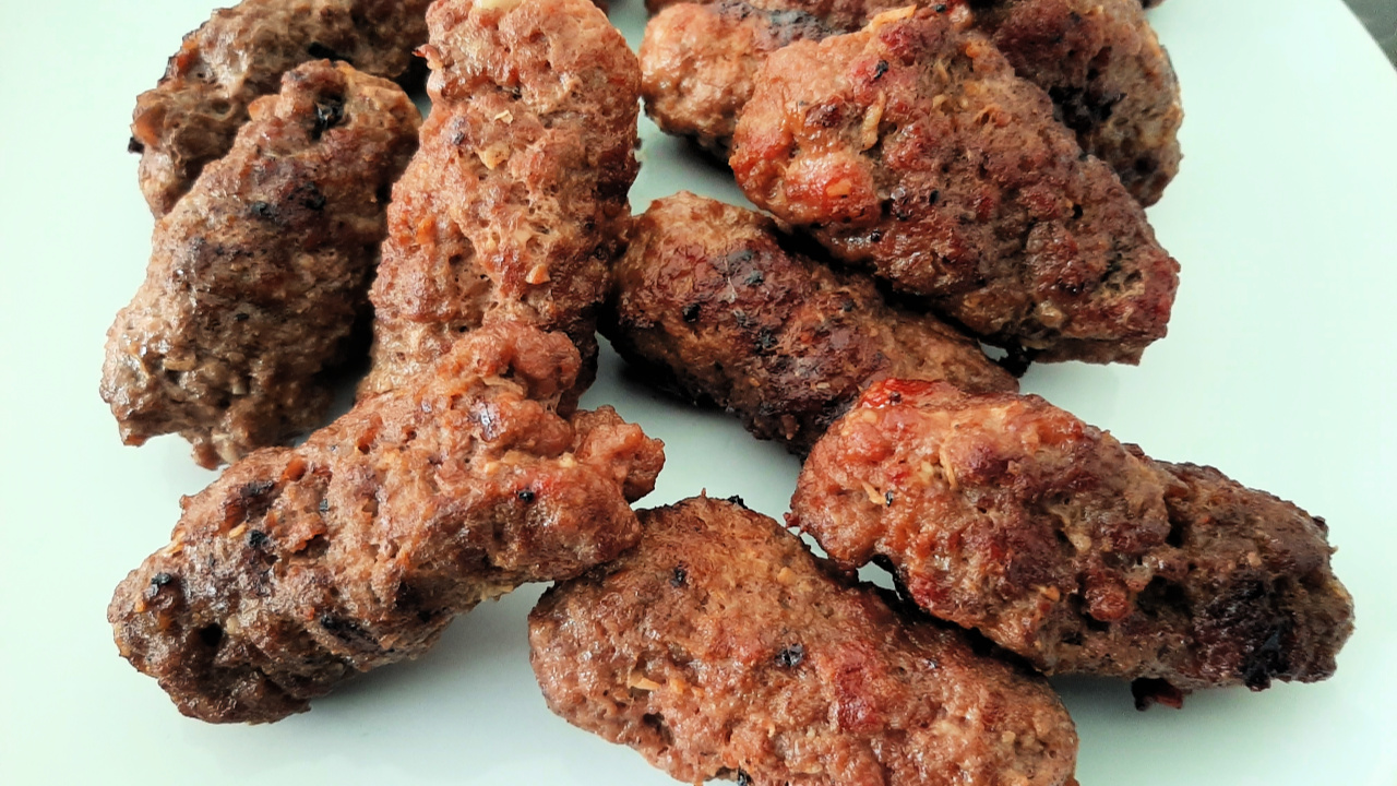 JccnJ's tweet card. Grilled marinated meats, who doesn't like the sound of that. How to make Croatian cevapi/cevapcici is what I have for you. Do enjoy.