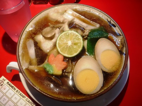 2siv1vLL7JxHe99's tweet card. スーパー舞茸ラーメン＋煮卵  <1200円＋クーポン>2025年11月、ラーメン食べ歩きイベント【TOKYO 042 RAMEN-RALLY】が開催中です。西東京地区のラーメン屋11店で、限定メニューを食べるとスタンプが貰えます。スタンプの数に応じて景品(数量限定)が貰えるというので、今年も