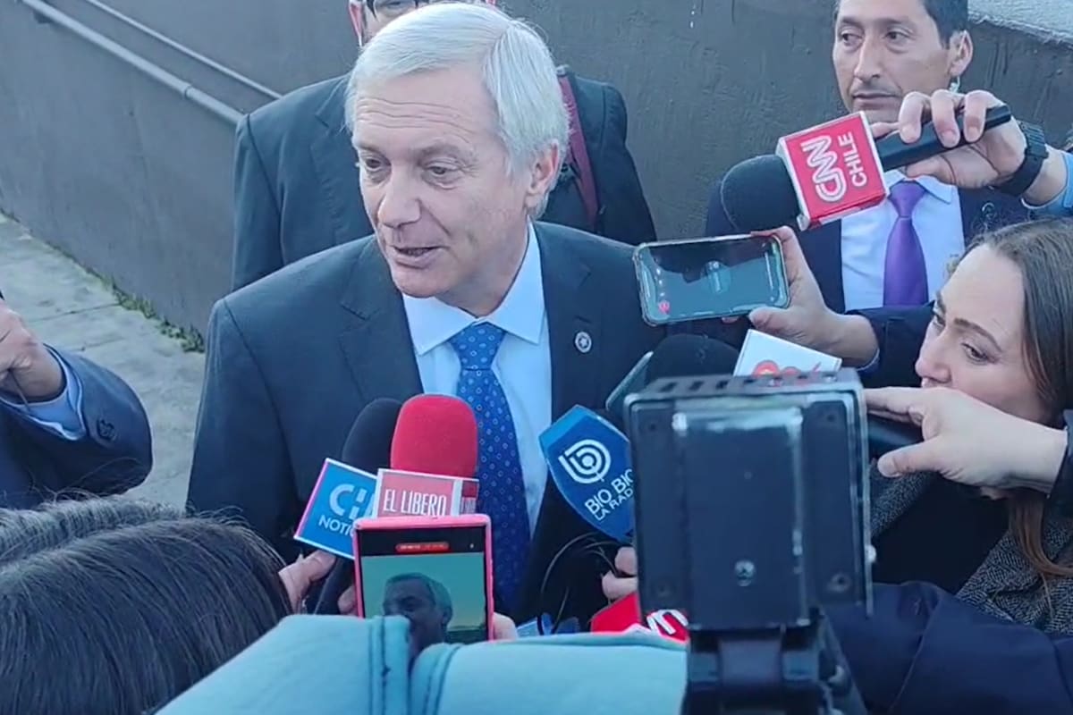 pepe_auth's tweet card. El abanderado del Partido Republicano fue duramente increpado por manifestantes con gritos justo antes del encuentro con Jara y Matthei.