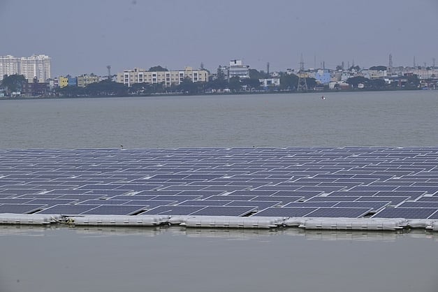 TamilTheHindu's tweet card. கோவை: கோவை மாநகராட்சி நிர்வாகம் சார்பில், உக்கடம் பெரியகுளத்தின் தென்கரை பகுதியில் 154 கிலோ வாட் திறன் கொண்ட சூரிய மின் உற்பத்தி திட்டம் இன்று தொடங்கப்பட்டது. க