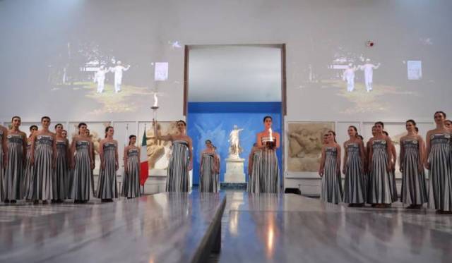 parakalo_weblog's tweet card. (klik op een afbeelding voor een vergroting) In het oude Olympia is vandaag het olympisch vuur voor de Olympische Winterspelen van 2026 ontstoken. Dat gebeurde tijdens een kleinschalige, aangepaste…