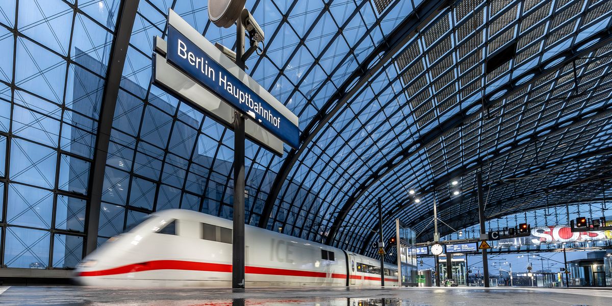 Blindschle50161's tweet card. Hakenkreuz und Ausländerwitze in ihrem ICE: Eine Zugchefin der Deutschen Bahn machte sich mit einer Durchsage gegen Diskriminierung und Rechtsextremismus stark. Darüber hätte man gern mit ihr...