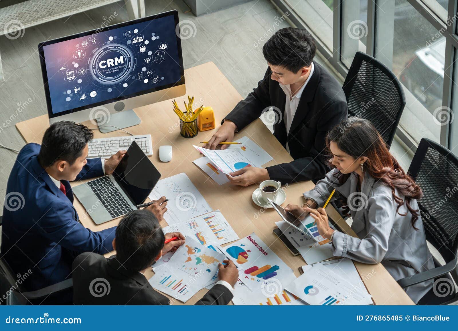 MarketingHoycom's tweet card. Descubre las claves del ecommerce B2B: procesos complejos, personalización y gestión. Aprende a optimizar tus ventas y transforma desafíos en crecimiento.