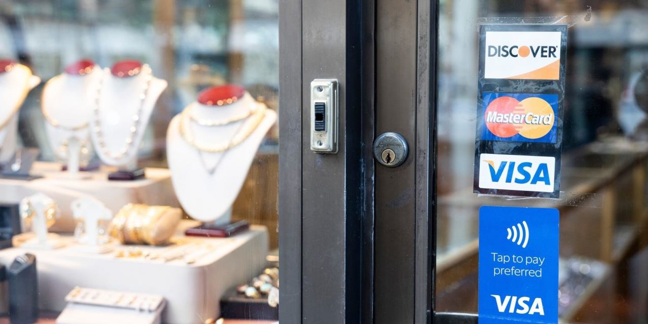 rch371's tweet card. Credit-card utilization and delinquency rates are on the rise.