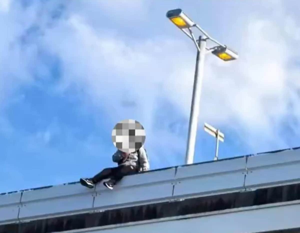 JmaxTopics's tweet card. 　大阪府泉佐野市内の関西空港で、中国人観光客の20代男性が道路脇に座り、そこから転落する様子が映ったとされる動画が中国メディアに取り上げられ、波紋が広がっている。 　日中関係が悪化しているだけに、