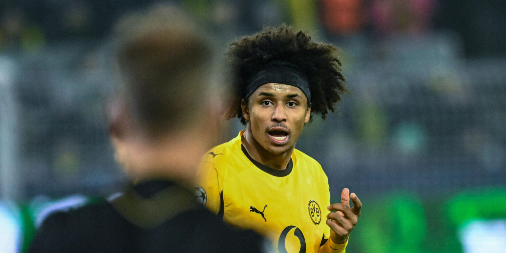 RNBVB's tweet card. Nach dem BVB-Sieg gegen Villarreal kommt es zum Kabinenzoff. Karim Adeyemi gerät mit einigen Spaniern aneinander. Der 23-Jährige reagiert gelassen.