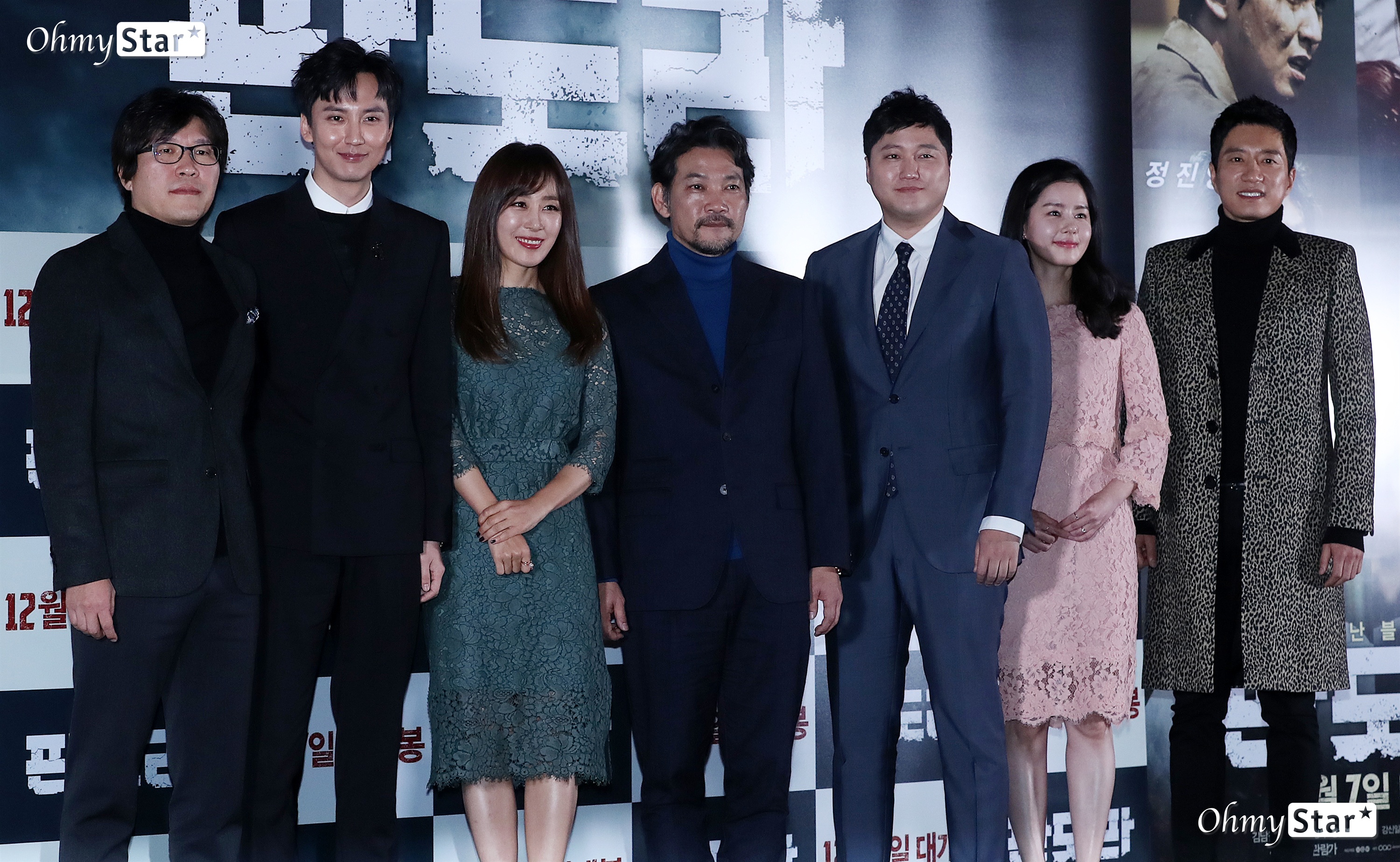 OhmyNews_Korea's tweet card. 지진으로 인한 원전 피해를 소재로 한 영화 <판도라>가 14일부로 누적 관객 200만을 돌파했다. 지난 7일 개봉 후 딱 일주일만의 성과다. 투자 난항, 베일에 싸인 등장인물, 그리고 촬영 종료 후 1년여의