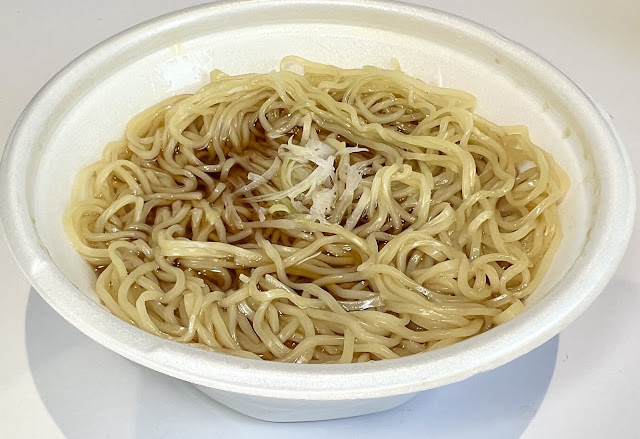 salariedman_s's tweet card. まるっとわかるキャプテン福田の実食レビュー！ファミリーマートから「LabQ監修至高の一杯かけ醤油らぁ麺」新発売！カロリー糖質も記載。画像満載。札幌の超人気店「LabQ」監修のシンプルな「かけ醤油らぁ麺」です。コシと弾力がある専用麺を使用しました。醤油の旨みとキレが感じられるスープとスープに浮かぶ鶏油