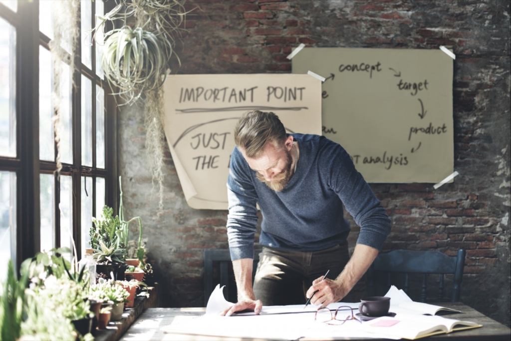 Entrepreneur's tweet card. Make a committment to being a better leader and those efforts will pay off.