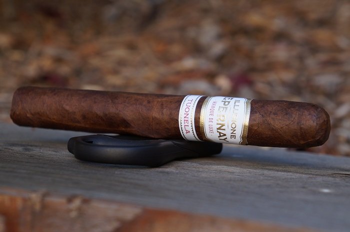 DevelopPalates's tweet card. The Illusione Epernay Tuonela Le Monde is a good cigar. The cigar delivers a complex profile that is balanced from start to finish. It is more earth, cocoa and coffee focused with the Mexican...