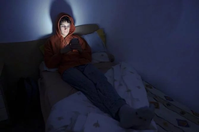 applemaniacos's tweet card. Descubre cómo los algoritmos personalizados afectan el aprendizaje y la confianza con este análisis detallado.