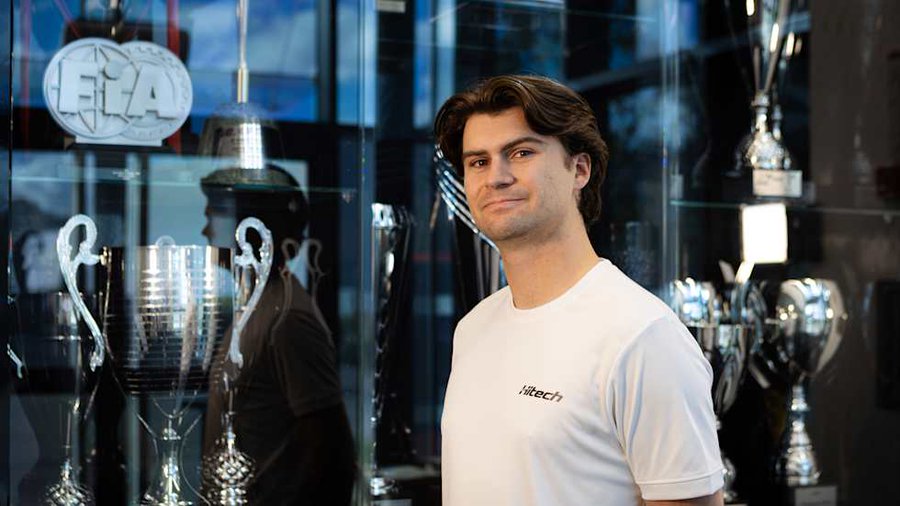 Formule1's tweet card. Cadillac-teambaas Lowdon benadrukt dat Herta geen automatische plek heeft in het F1-team voor 2027; zijn prestaties blijven doorslaggevend.