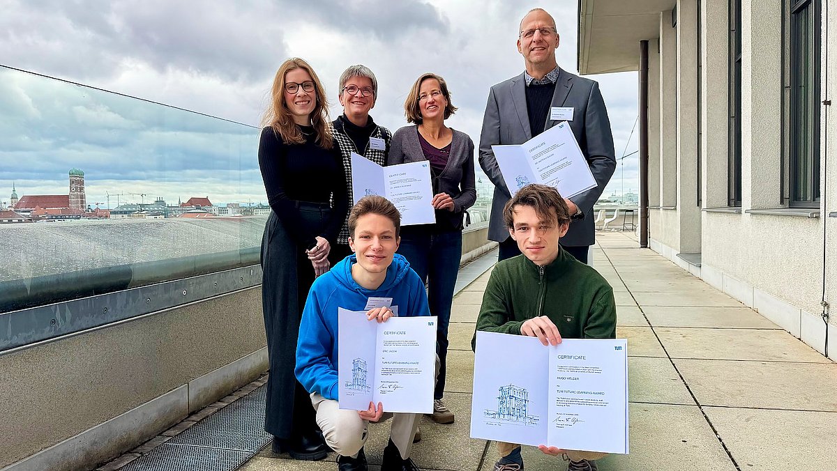 TU_Muenchen's tweet card. Students and staff were honored for their projects to improve studying and teaching at TUM within the framework of the TUM Future Learning Initiative.