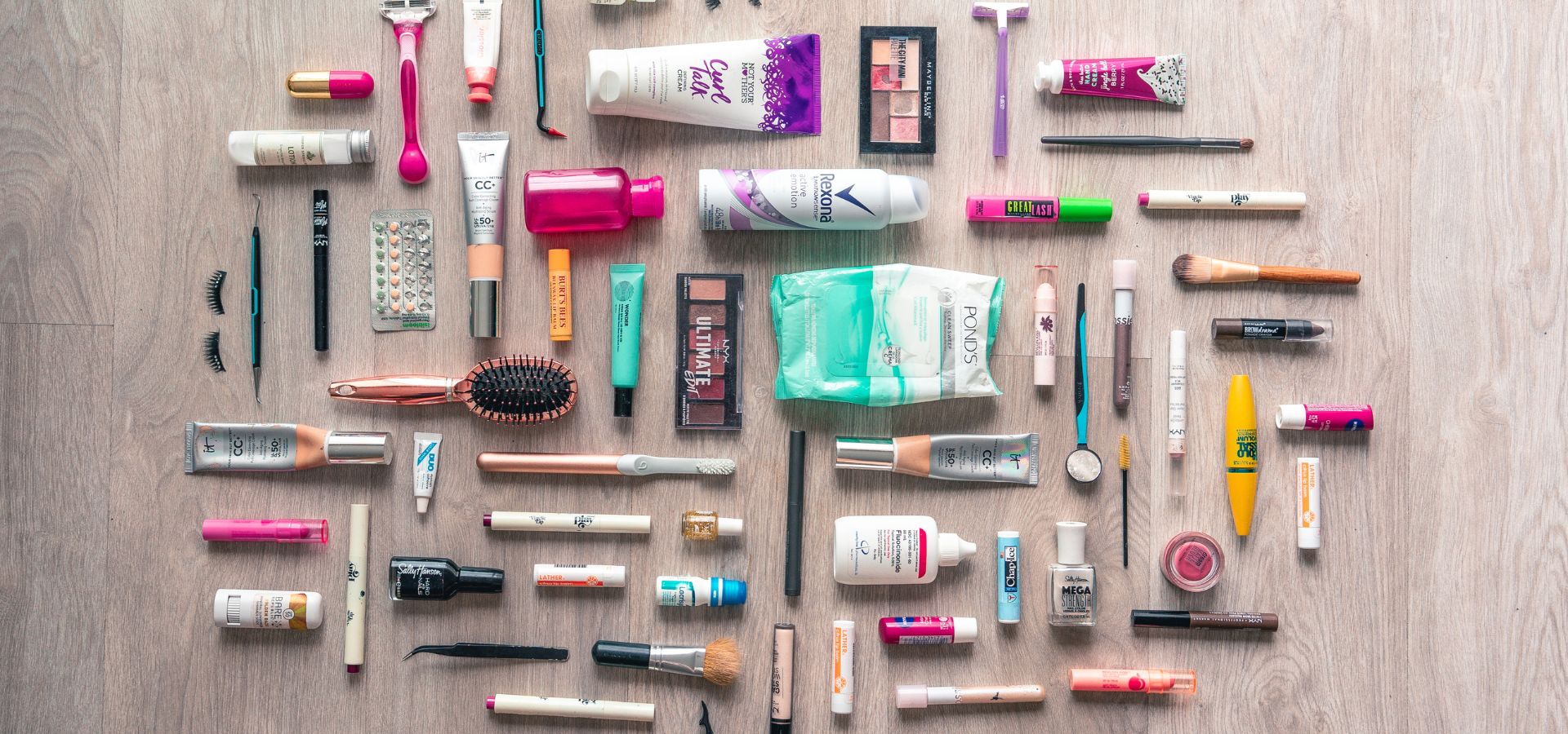 EventSourceCA's tweet card. Be prepared for anything on your wedding day! Learn how to create the perfect wedding day emergency kit with this essential guide.