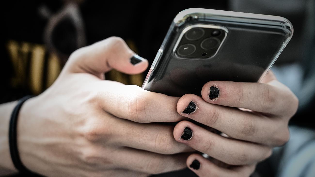 zeitonline's tweet card. Die App soll die erfassten Kontaktdaten anonymisiert dezentral speichern. Bundesdatenschutzbeauftragter Ulrich Kelber spricht von einer datenschutzfreundlichen Lösung.