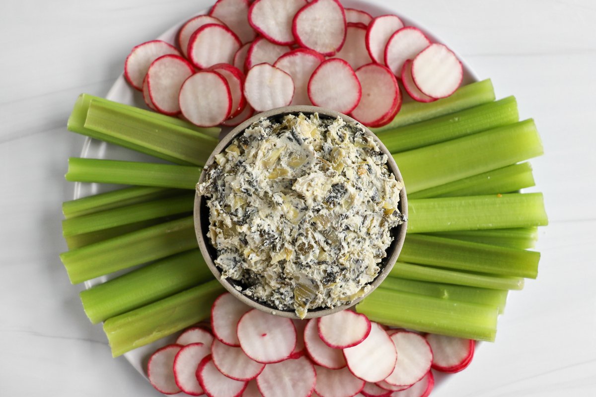 dandy_fresh's tweet card. This delicious Spinach & Artichoke dip pairs perfectly with Dandy® Celery & Dandy® Radishes!