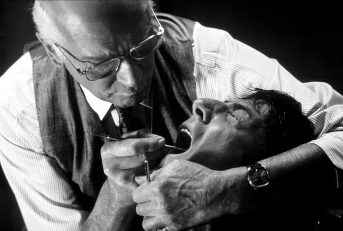 joadoldan's tweet card. Estás sentado en un sillón que parece más cómodo de lo que es. De un lado hay una especie de pequeño lavabo circular, frente a ti un montón de instrumentos