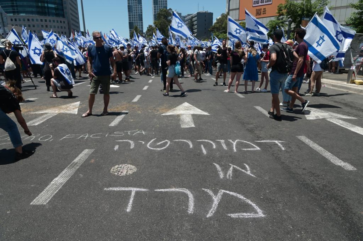 faniaoz's tweet card. אנחנו מצויים בשעת חירום אזרחית. בזמן שהציבור מנסה לשכנע את עצמו שהכול נורמלי, נורמות היסוד של שלטון החוק, חופש הביטוי והקדושה האנושית קורסות מול עינינו. אסור לנו לשתוק | דעה