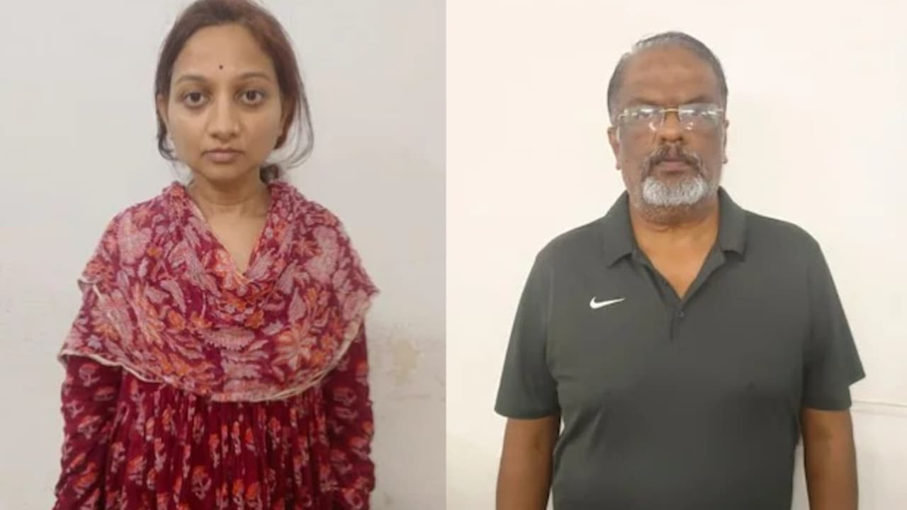 AsianetNewsHN's tweet card. बेंगलुरु में 70 करोड़ रुपये के EPFO क्रेडिट सोसाइटी घोटाले का खुलासा। CEO गोपी और कर्मचारी लक्ष्मी गिरफ्तार, तीसरा आरोपी फरार। सेवानिवृत्त कर्मचारियों की FD रकम डूबी, लग्जरी गाड़ियां जब्त।