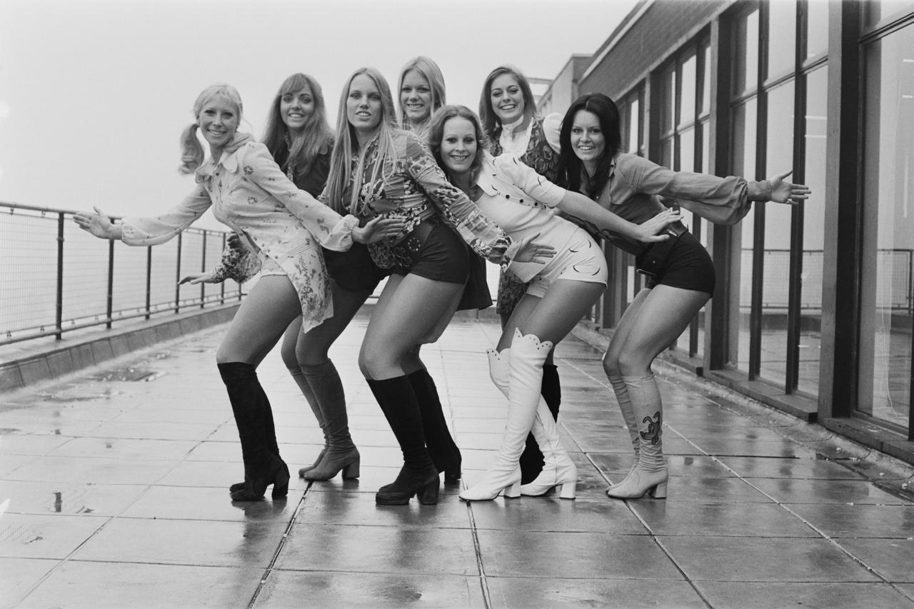 HipocritaTweet's tweet card. El clásico calzado de la era espacial vuelve a conquistar las pasarelas. Las icónicas botas “segunda piel”, popularizadas en los años sesenta por André Courrèges, regresan con fuerza gracias a las...