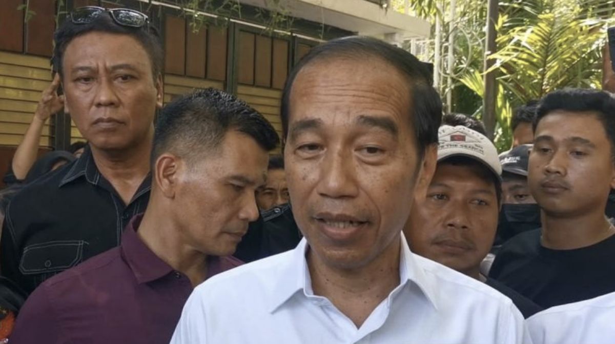 CNNIndonesia's tweet card. Presiden ketujuh RI Joko Widodo sempat menunjukkan ijazahnya kepada awak media namun melarang mengambil gambar ijazahnya.