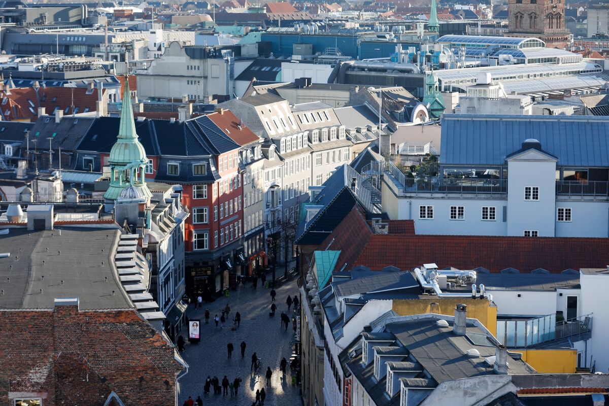 BirtheLarsenCph's tweet card. Research by academics in Denmark found that chiefs who live in the vicinity of their workplace can improve the performance of their company.