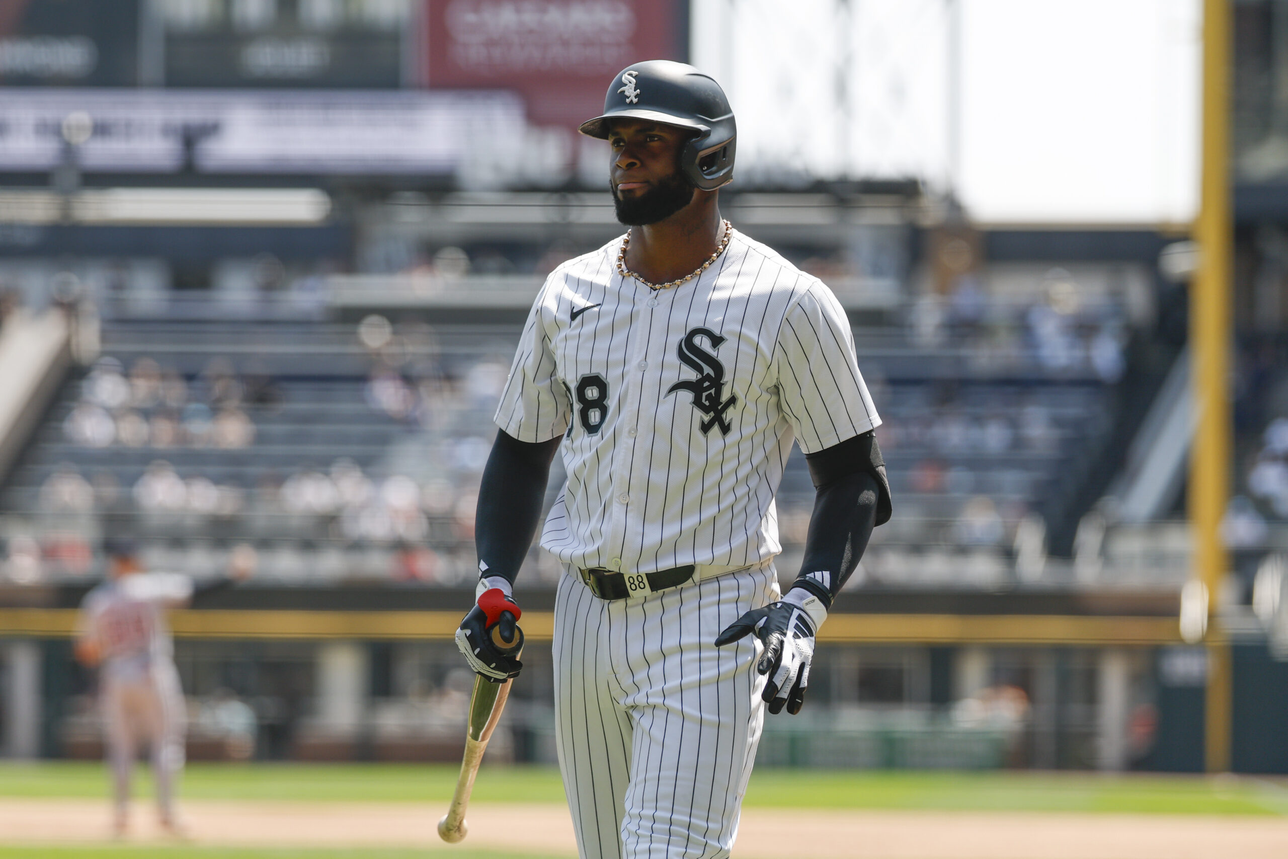 DrFadde's tweet card. Chicago White Sox retain Luis Robert Jr. with a $20 million option for 2026, showcasing his potential despite modest 2025 stats.