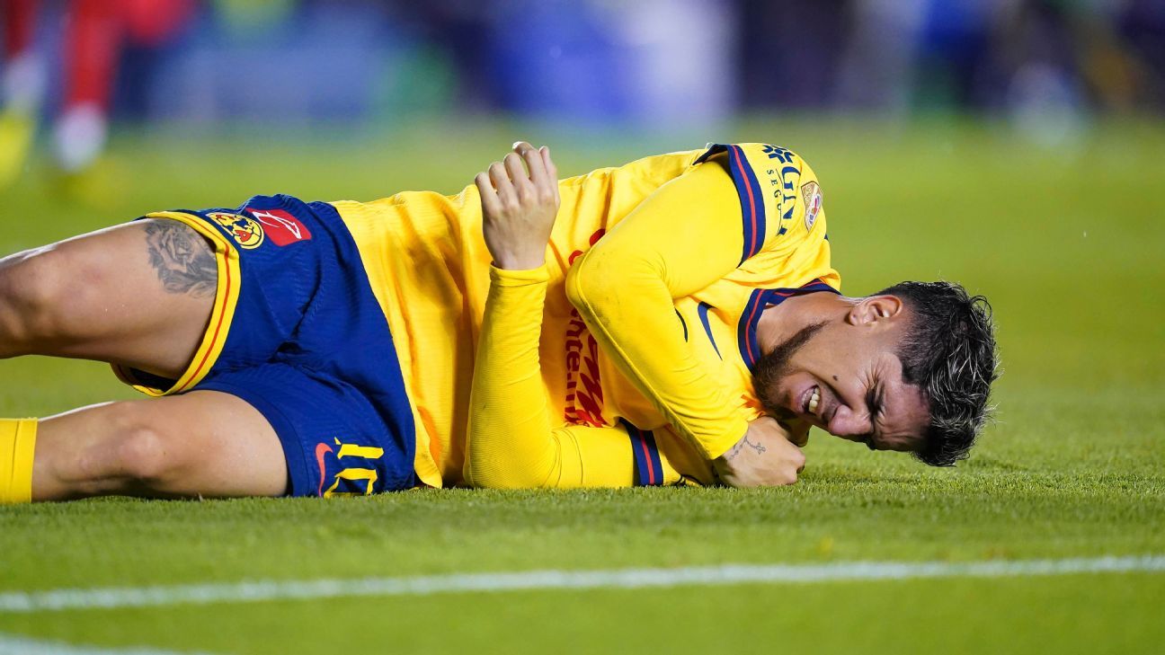 DocMerazESPN's tweet card. El chileno dejó el campo con molestias en el hombro y Erick Sánchez entró en su lugar.