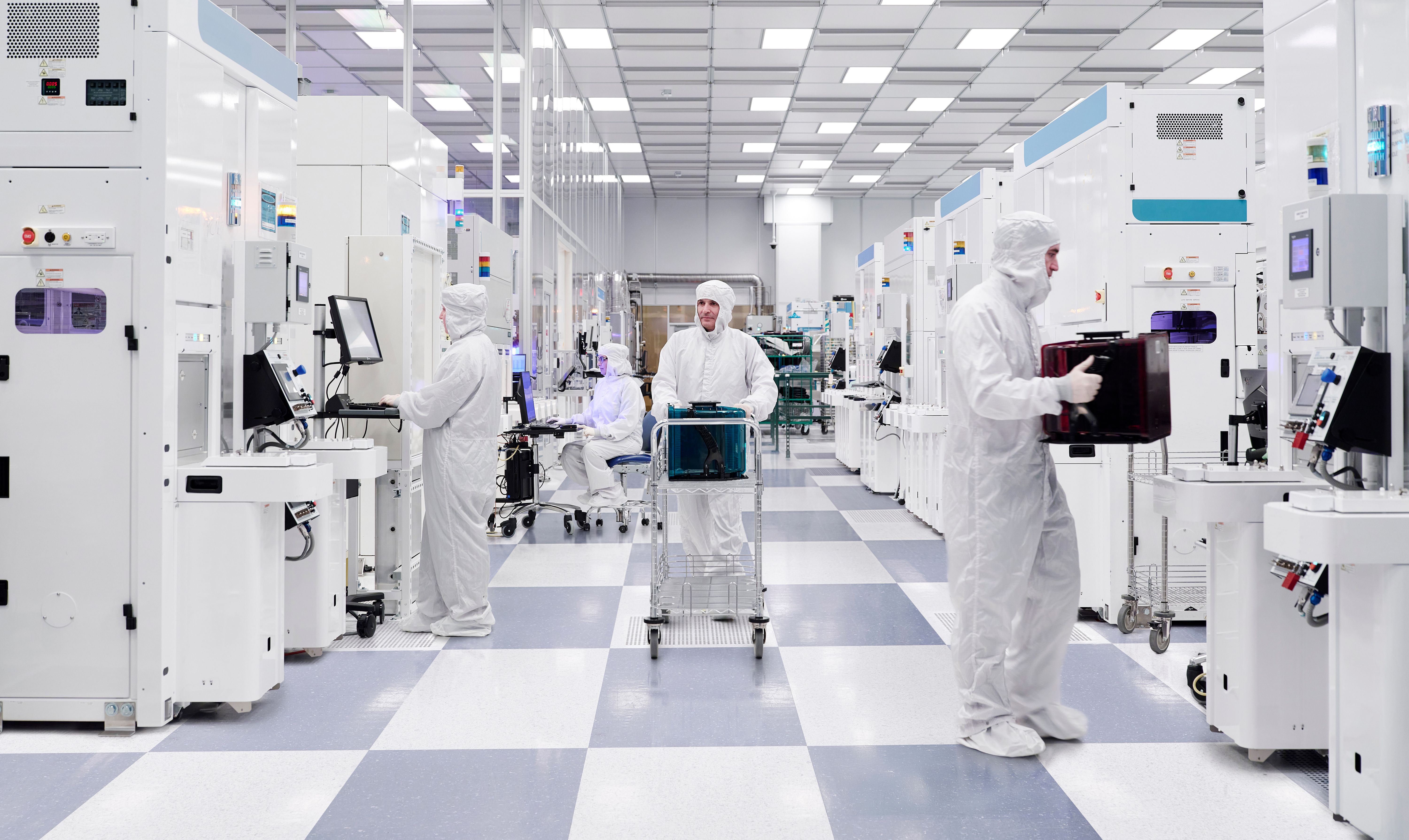shashinetwork's tweet card. An inside look at how IBM® is using state-of-the-art 300mm semiconductor fabrication technology to build the future of quantum hardware.