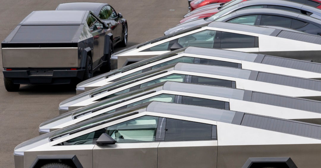 larepublica_co's tweet card. El vehículo más reconocido de la compañía de Elon Musk, la cybertruck, estará disponible a la venta desde $249,96 millones