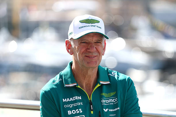 Formule1's tweet card. Aston Martin heeft bekendgemaakt dat Adrian Newey, de wereldberoemde ingenieur, vanaf 2026 de rol van teambaas op zich zal nemen.