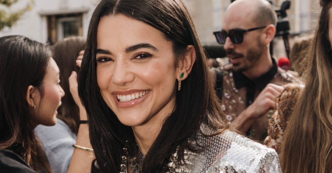 CAPRICHO's tweet card. Em entrevista à CAPRICHO, a artista compartilha sua visão atual sobre moda e dá conselho aos nossos leitores