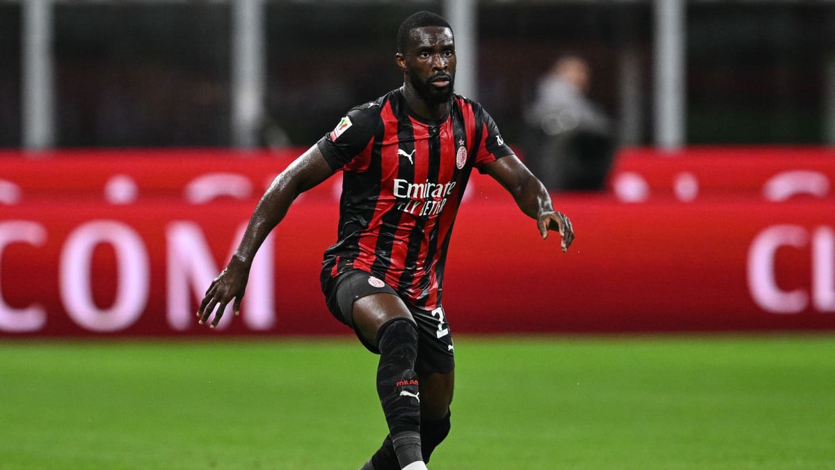 Milannews24_com's tweet card. Tomori svela la sua classifica dei compagni più forti avuti in rossonero: l'elogio al croato, il rimpianto per l'olandese e la previsione su Rafa