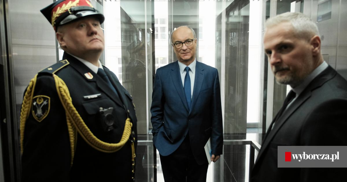 WiktorP8's tweet card. Marszałek Włodzimierz Czarzasty uczynił Marka Siwca szefem Kancelarii Sejmu, zakazał sprzedaży alkoholu przy Wiejskiej, a w piątek wygłosi orędzie.