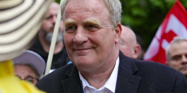 CFECGC's tweet card. Le gouvernement prévoit de supprimer deux jours fériés dans le cadre du budget 2026, avec l’objectif de dégager 4,2 milliards d’euros d’économies dès la première année. Une mesure qui suscite une...