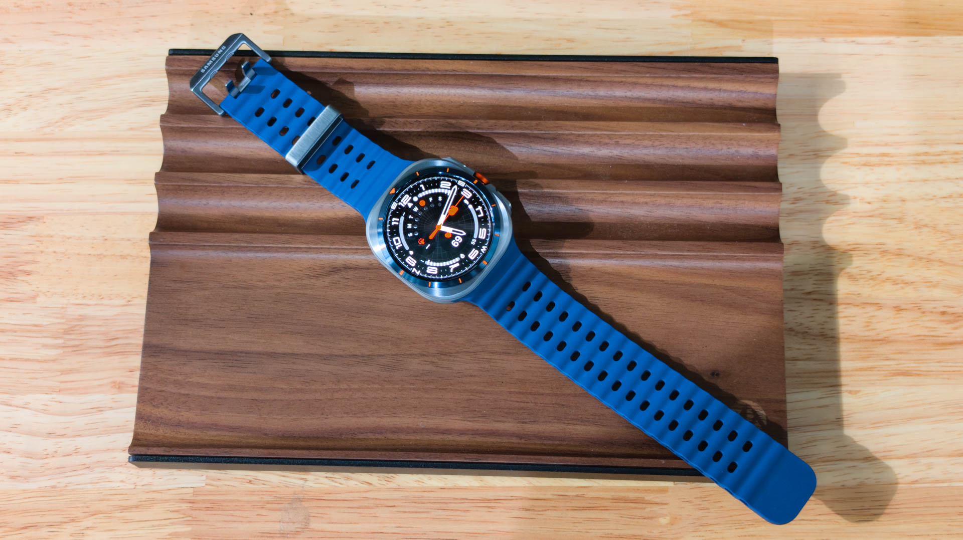 _tech_robot_'s tweet card. The Samsung Galaxy Watch Ultra is amazing, but it is also expensive. Get it at a low price while it is on sale!