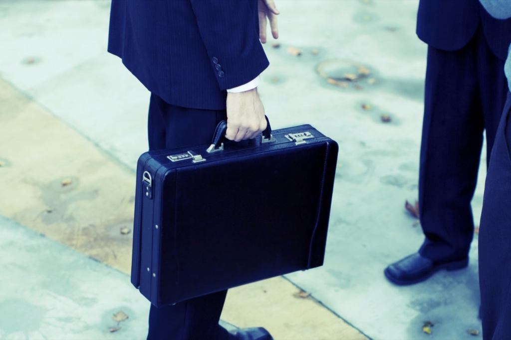 FabricaStartups's tweet card. Large companies with existing resources and qualified people have different rules than the little guys for innovative efforts.