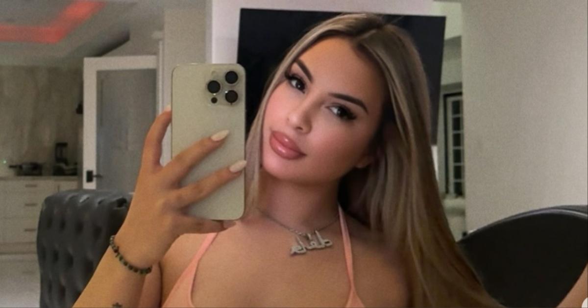 Distractify's tweet card. Latin singer Maria de la Rosa, also known as DELAROSA, was killed in an ambush in Northridge, Calif., on Nov. 22, 2025.