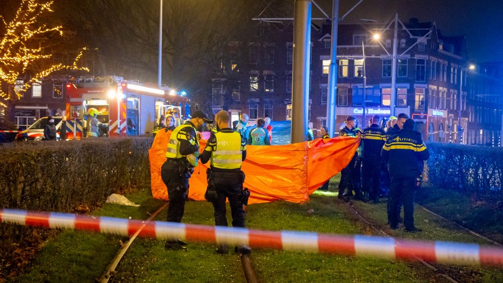 hendrikotten3's tweet card. De jongen raakte ernstig gewond door het vuurwerk en werd gereanimeerd, maar dat mocht niet baten.