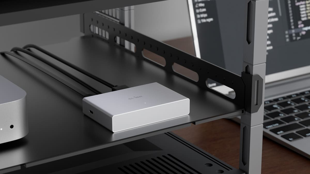 hardfanaticos's tweet card. El nuevo GL.iNet Comet PoE (GL-RM1PE) integra soporte PoE y almacenamiento eMMC de 32 GB, simplificando la gestión remota.