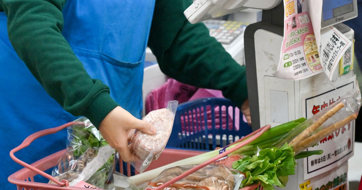 nikkei's tweet card. 老後に向けた長期の資産形成で「1億円」を目標と考える人は少なくない。しかし、これからの1億円達成計画は、額面では終われない。インフレの時代、1億円の価値は次第に目減りしていくからだ。老後資金1億円を達成するこれからの資産形成を考える。日本経済の「失われた30年」で忘れ去られたのが、インフレだ。1990年代後半から「物価は上がらないもの」という感覚が常識だった。今の30歳以下は、物価上昇を体験した