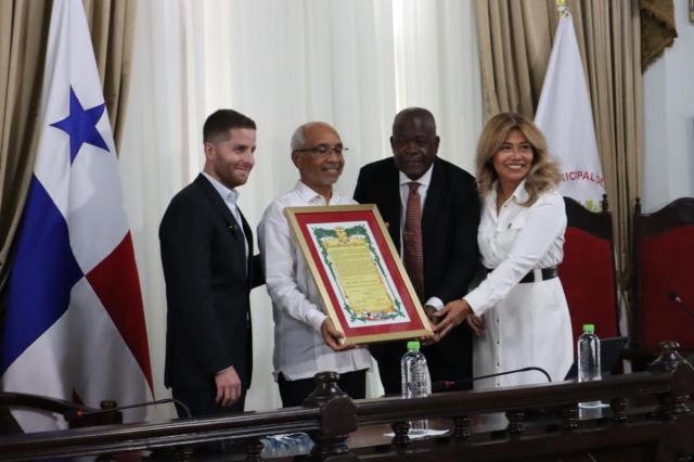 revista_lea's tweet card. Mayer Mizrachi, alcalde del distrito de Panamá; Dr. José Emilio Moreno Ramos, y representantes del Consejo Municipal del distrito de Panamá. (Foto, Universidad de Panamá). Colaboración de la Univer…