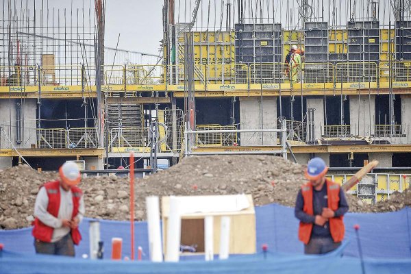 DFinanciero's tweet card. En un recuadro del informe de septiembre, el instituto emisor analiza nueva evidencia que da cuenta del efecto en una menor creación de puestos laborales producto de distintos factores, como por...