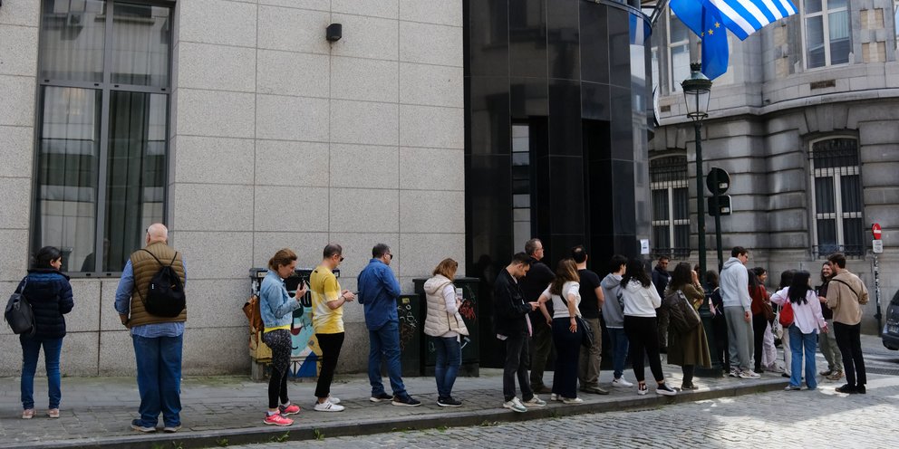 georgemilon's tweet card. Σε πλήρη εξέλιξη βρίσκεται η εκλογική διαδικασία για τους Έλληνες του εξωτερικού, οι οποίοι σπεύδουν να ασκήσουν το εκλογικό τους δικαίωμα για πρώτη φορά από τον τόπο διαμονής τους.